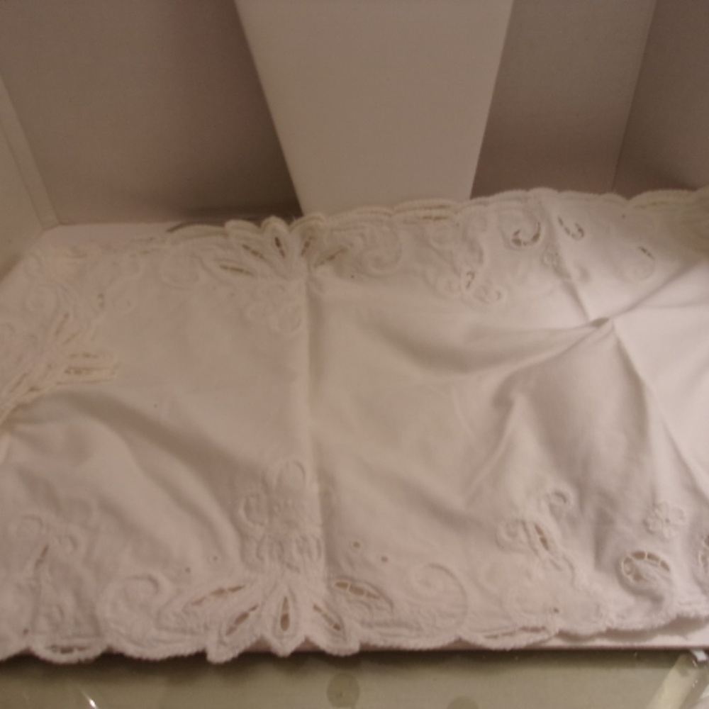 VINTAGE EMBROIDERED TABLE RUNNER AND NAPKINS J44-9 - Picture 2 of 6